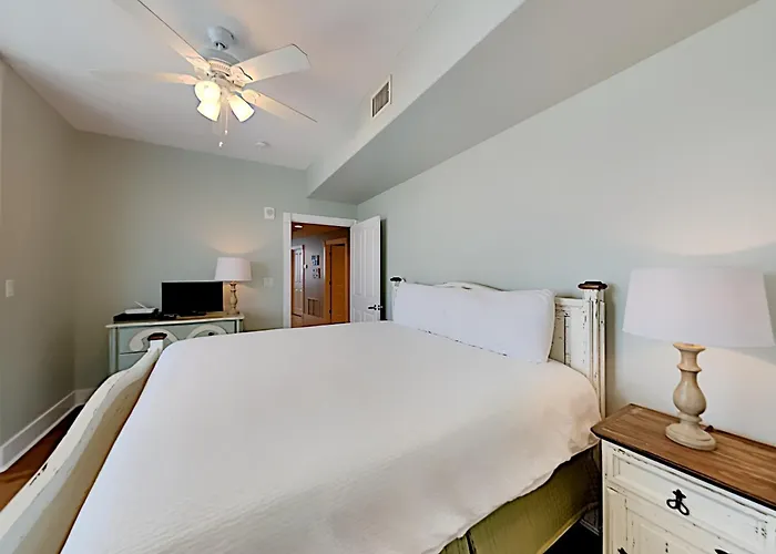 Apartment Island Towers #1301